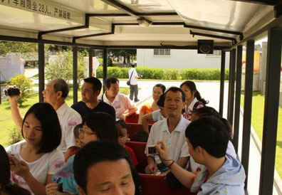 員工與家屬乘坐“無限極號”進行參觀 