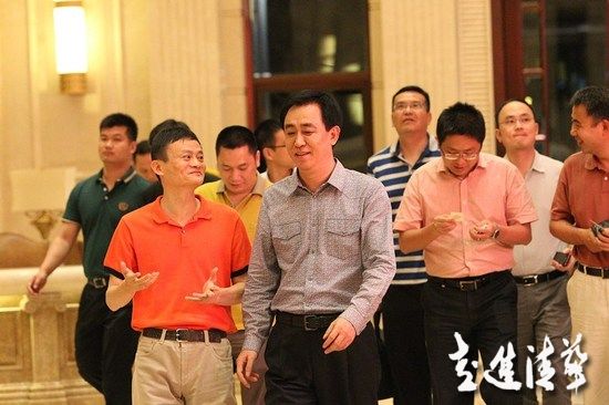 資料圖:許家印和馬云共同參觀...