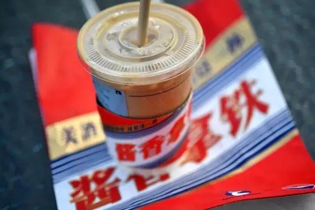 胡左浩：茅臺瑞幸聯名咖啡火爆，抓住了年輕人“知道茅臺但喝不起”的心理需求 